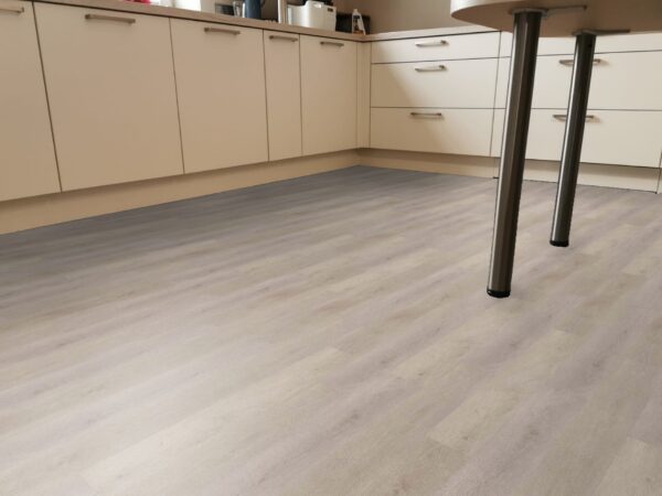 Balanced Oak Lightgrey 99DC16